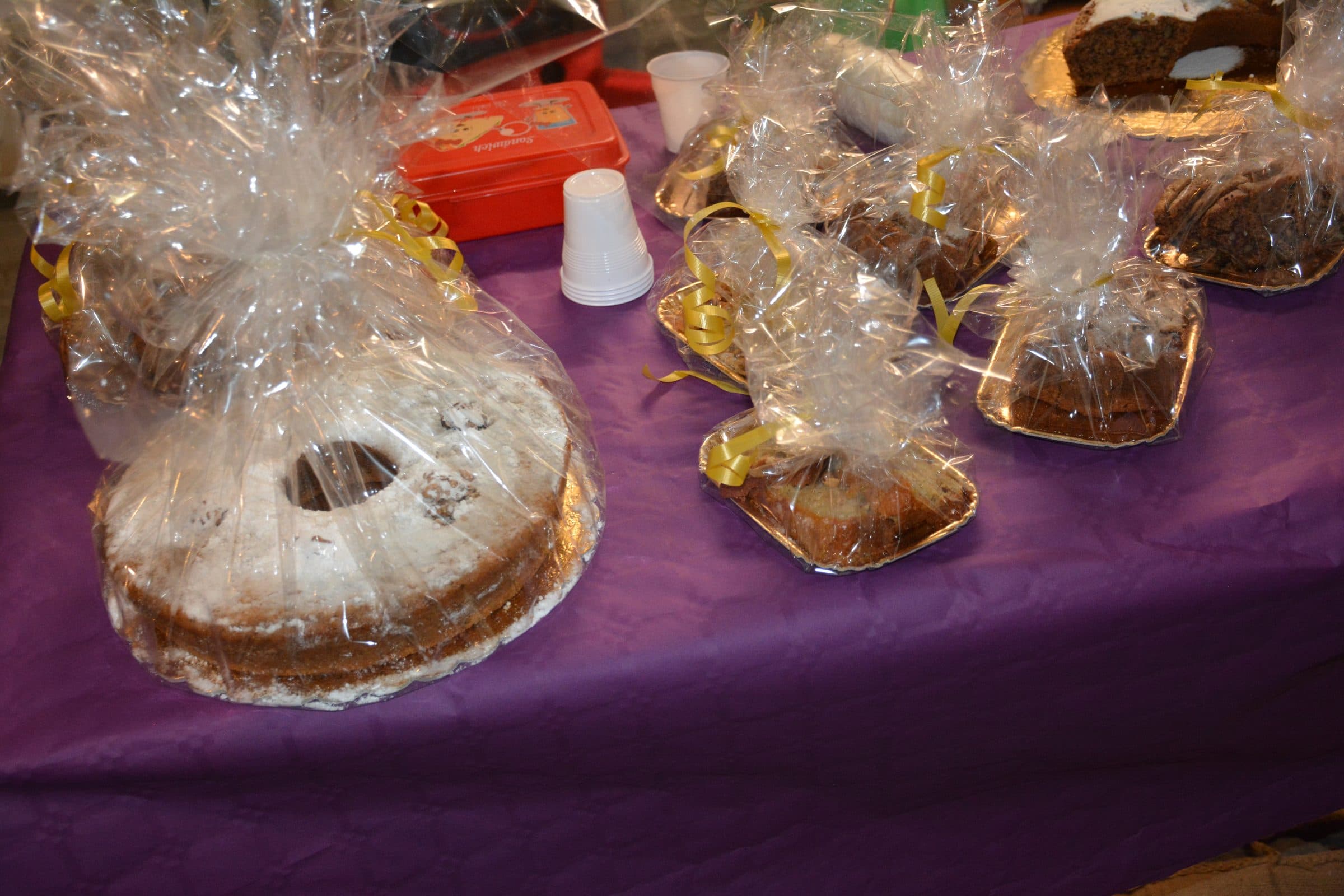 I dolci tipici incartati sul banco di uno stand