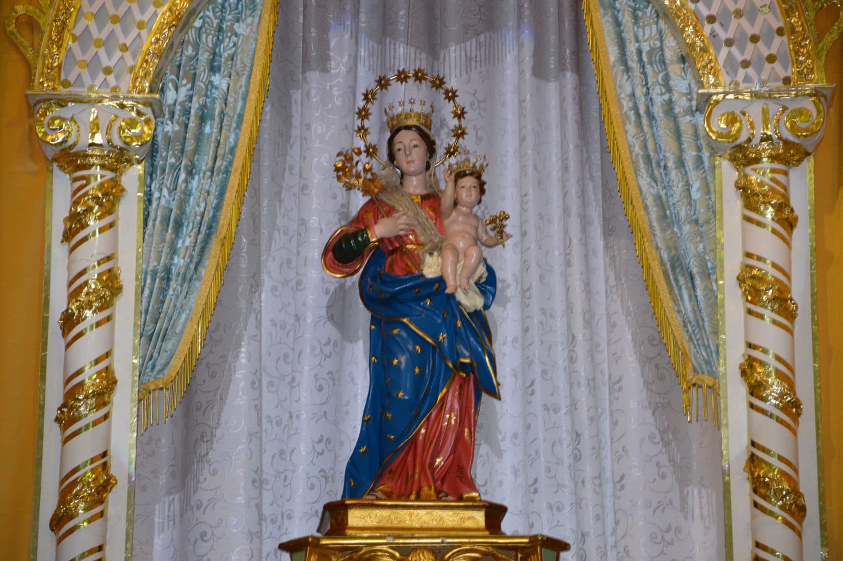 La statua di Maria SS. dell’Abbondanza nella nicchia del santuario, con la corona e il manto stellato