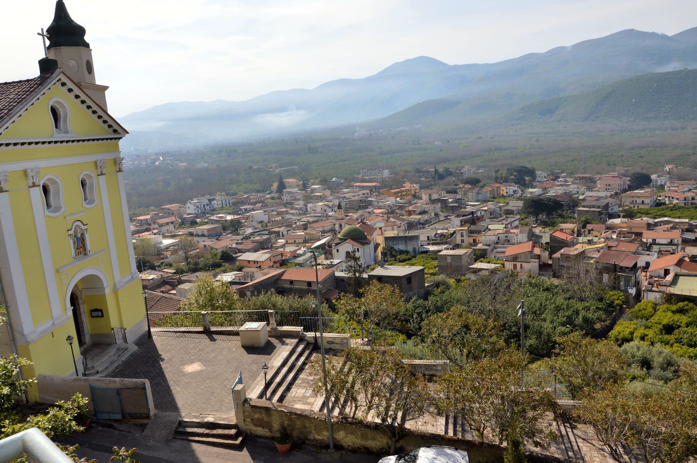 Marzano di Nola visto dal piazzale del santuario, con i monti sullo sfondo